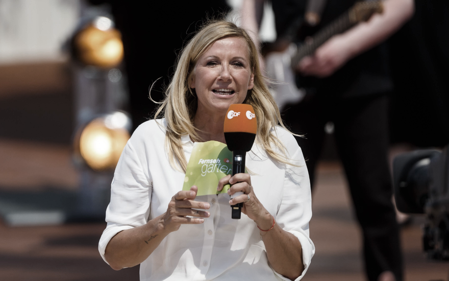 Andrea Kiewel mit einem Mikrofon