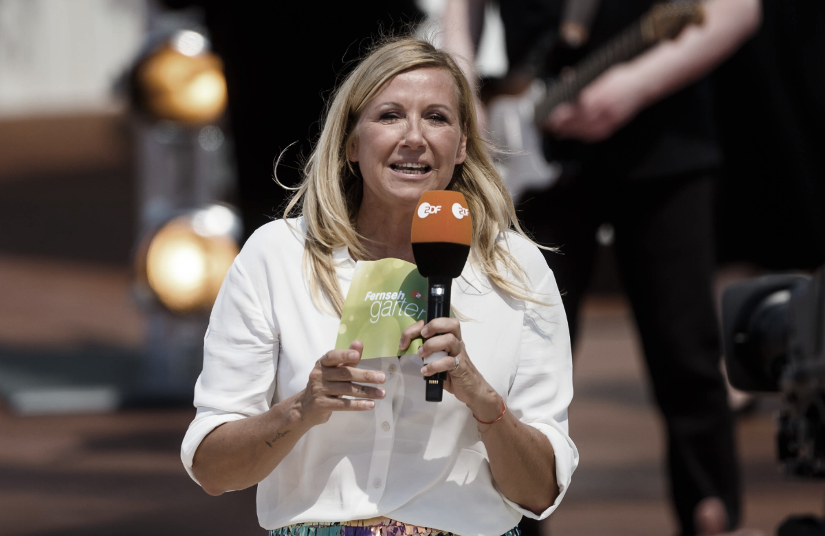 Andrea Kiewel mit einem Mikrofon