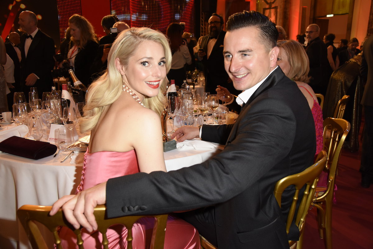 Silvia Schneider und Andreas Gabalier schauen sich um und lachen