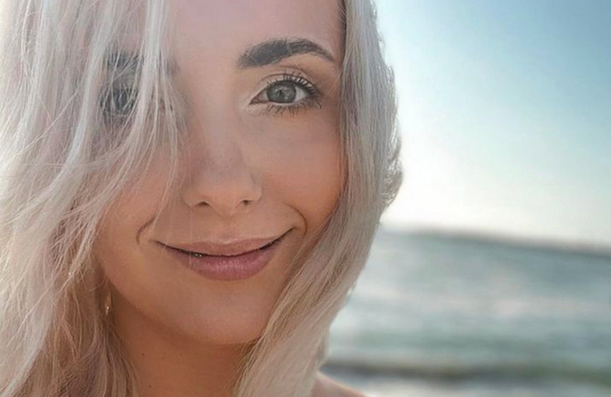 Anna Heiser mit blonden Haaren lächelt am Meer