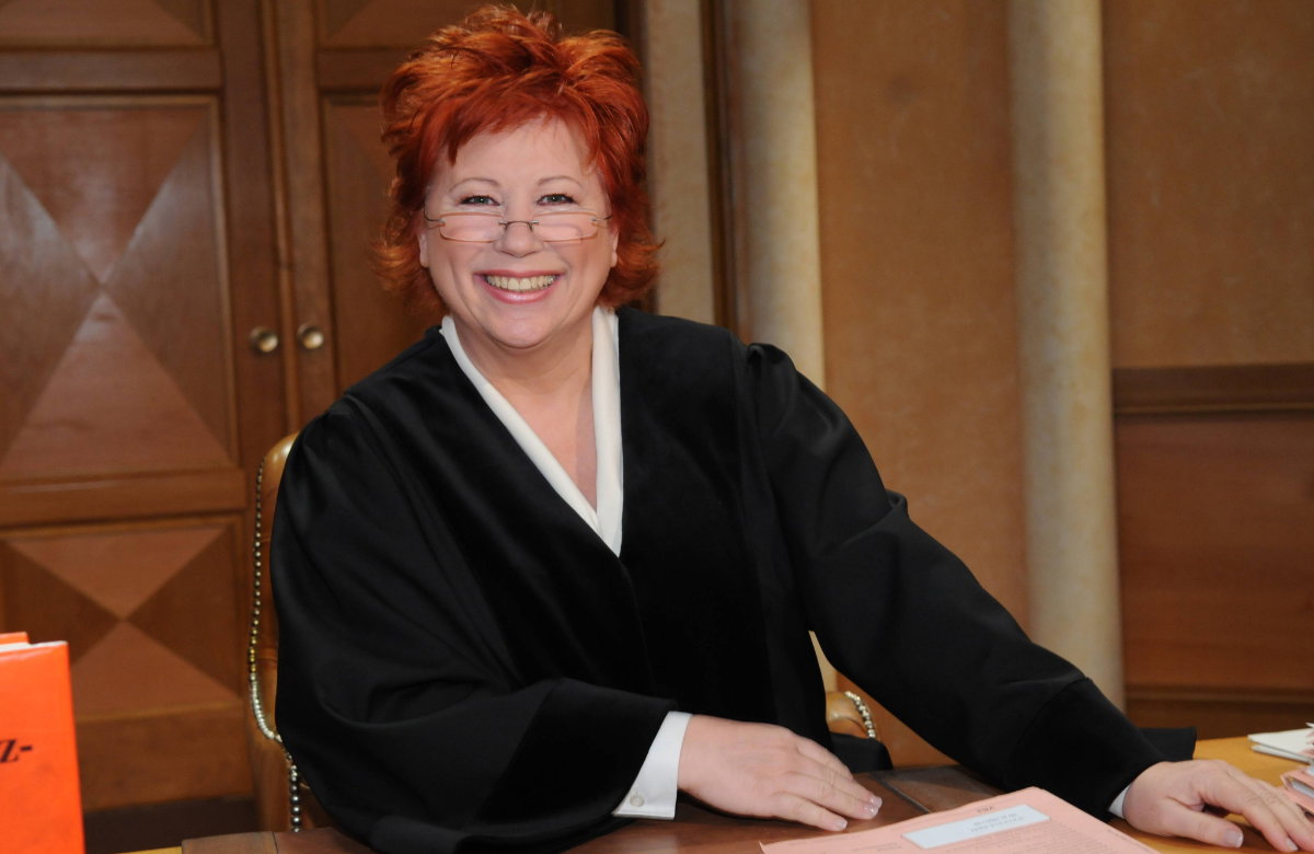 Barbara Salesch lacht in der Sat.1-Show "Richterin Barbara Salesch“