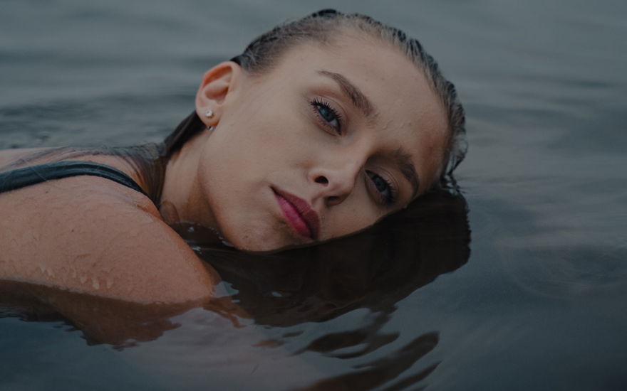Mascara: Diese 3-Euro-Wimperntusche hält jeder Pool-Party stand
