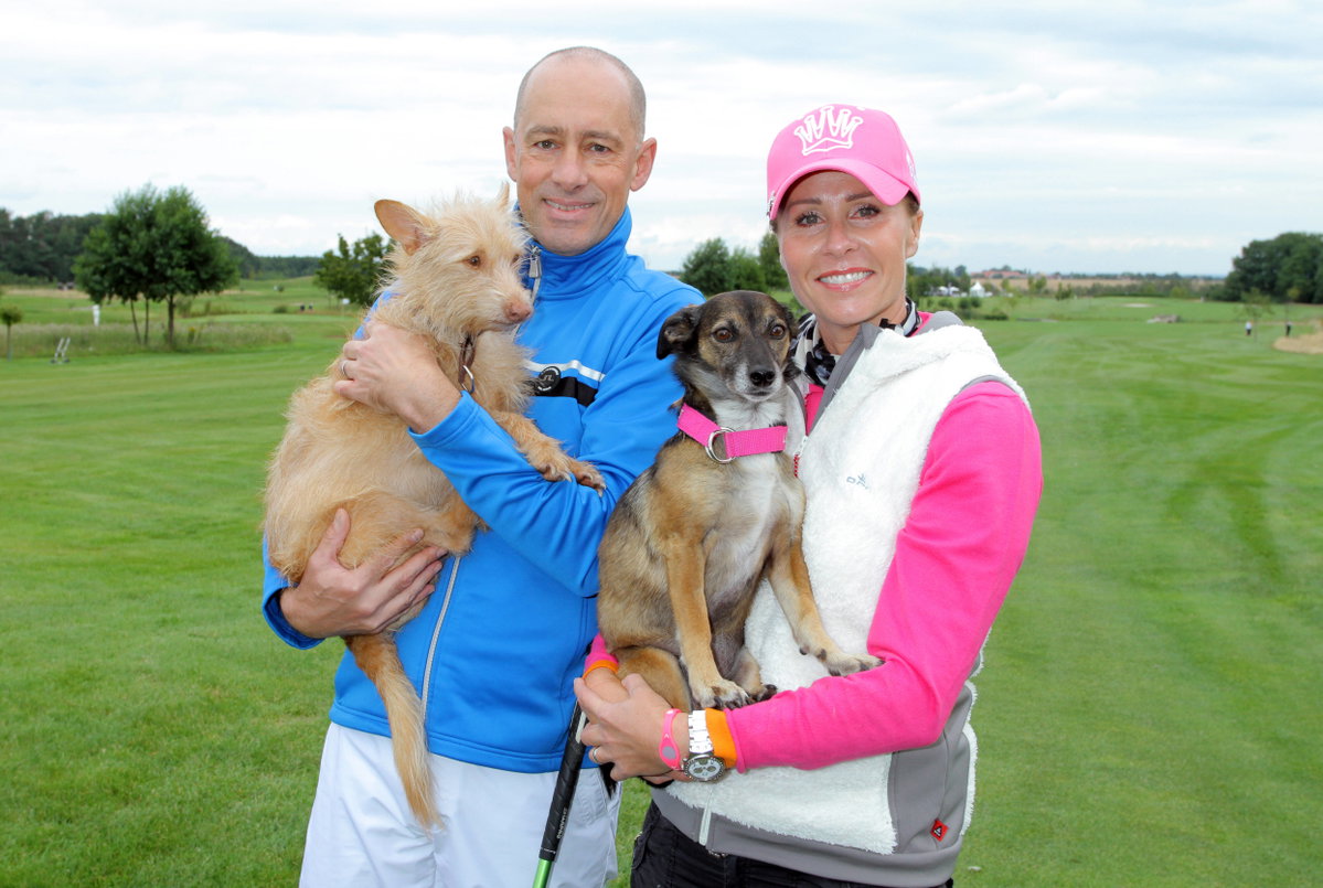 Jens Oliver Haas und Sonja Zietlow mit 2 Hunden auf dem Arm