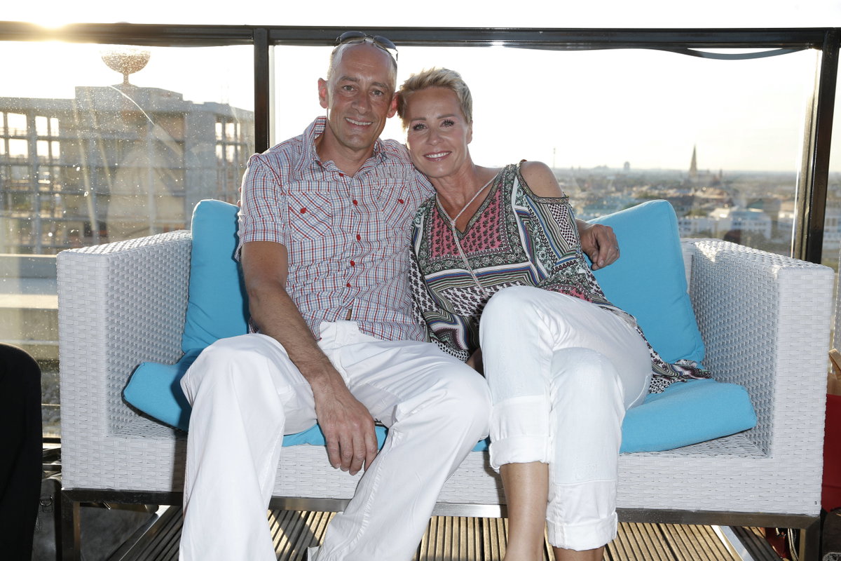 Jens Oliver Haas und Sonja Zietlow kuscheln