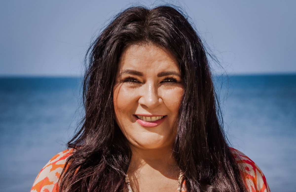 Iris Klein lächelt in die Kamera.