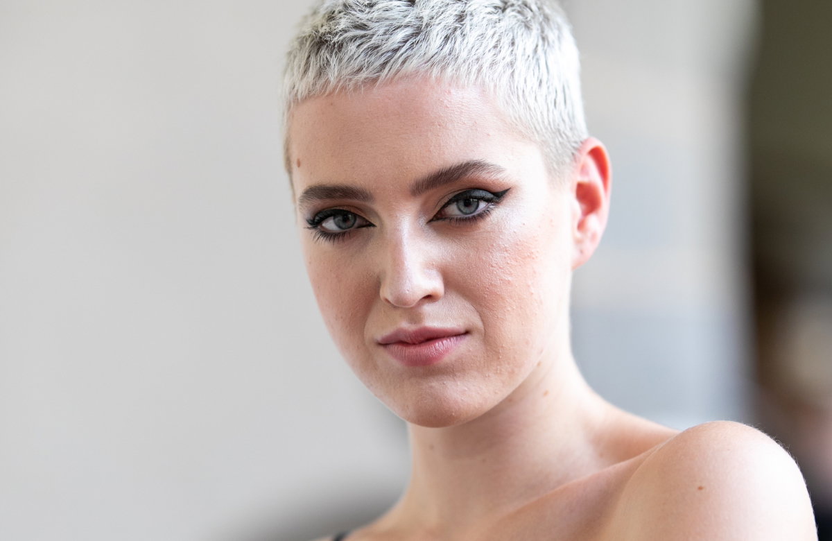 GNTM-Siegerin Lou-Anne lächelt leicht