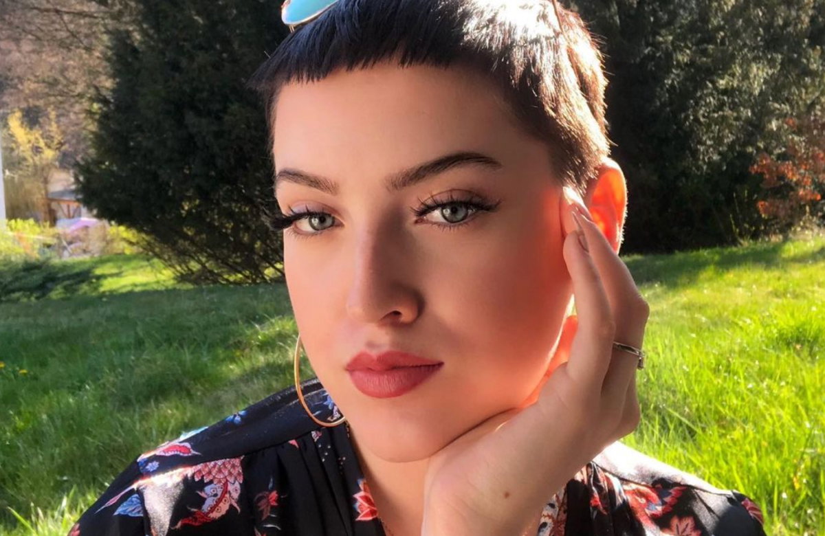 Lou-Anne Gleissenebner-Teskey mit einer Hand am Gesicht