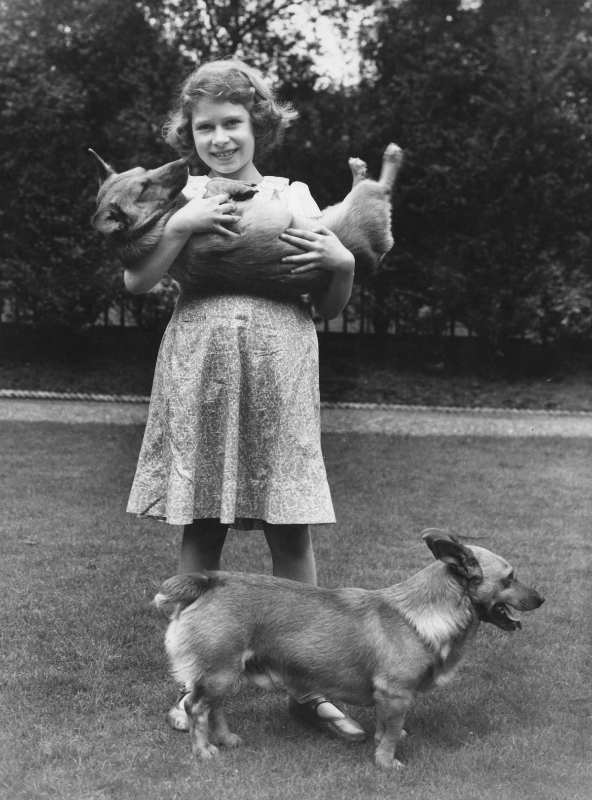 die Queen als Kind mit zwei Corgis
