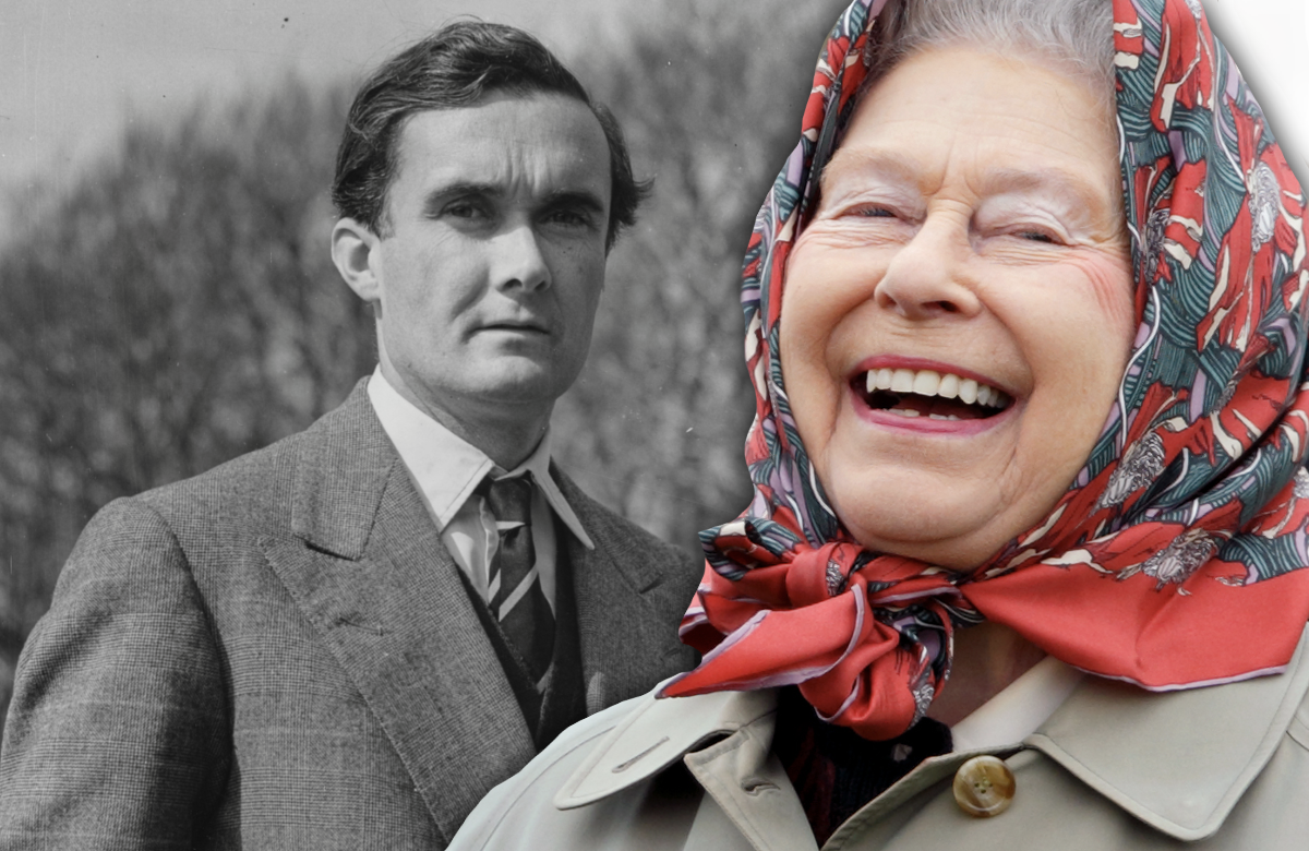 Queen Elizabeth II. lacht herzlich - Charles Manners im Hintergrund