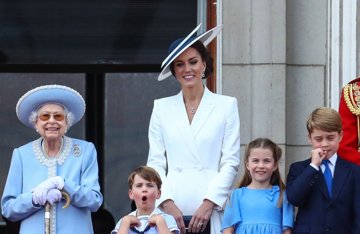 Queen, Louis, Kate, Charlotte und George nebeneinander