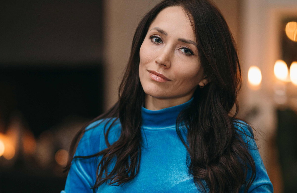 Anastasiya Avilova lächelt leicht