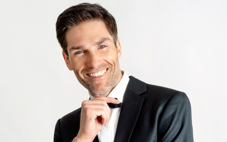 "Let's Dance"-Profi Christian Polanc lächelt und hat die Hand an seinem Kinn