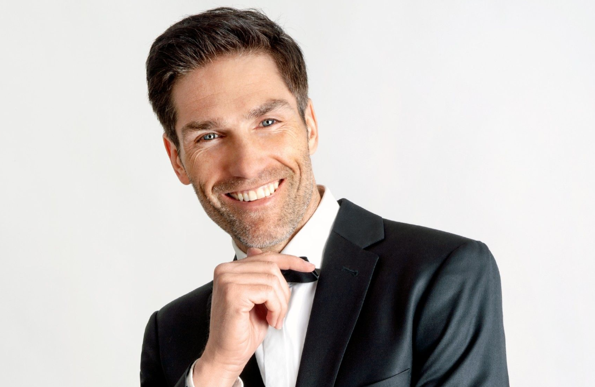 "Let's Dance"-Profi Christian Polanc lächelt und hat die Hand an seinem Kinn