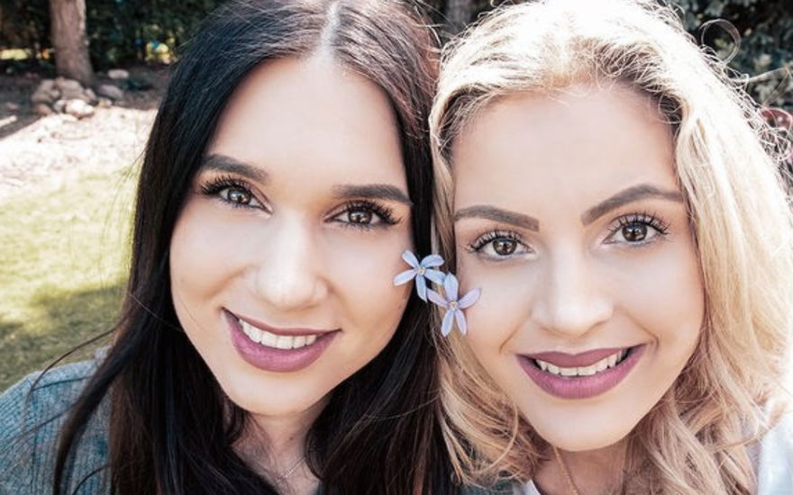 Nessi und Ina lachen