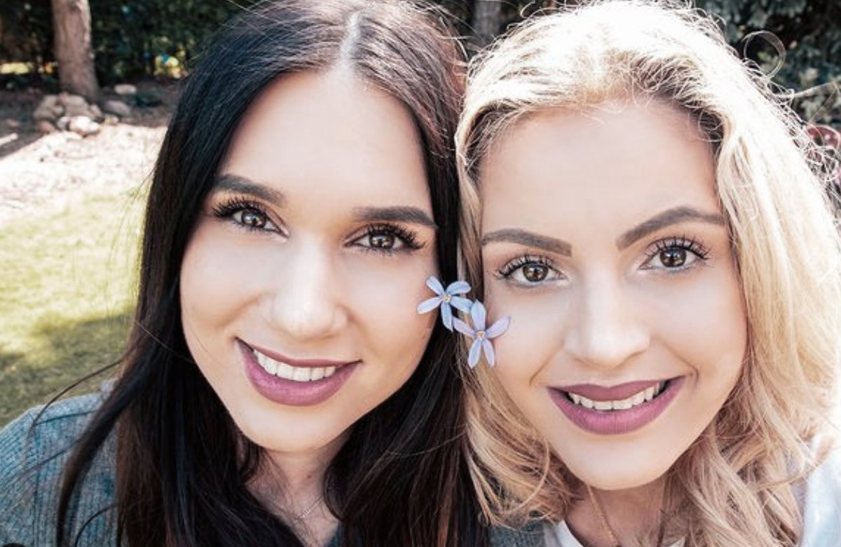 Nessi und Ina lachen
