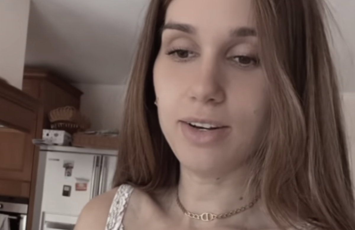 Coupleontour-Vanessa guckt traurig und redet