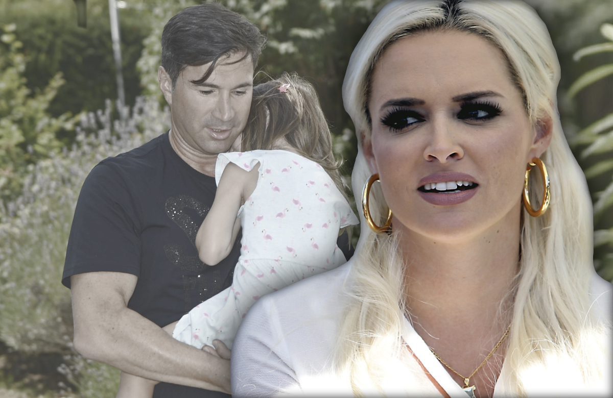 Daniela Katzenberger schaut ernst - im Hintergrund Ehemann Lucas mit Tochter Sophia auf dem Arm