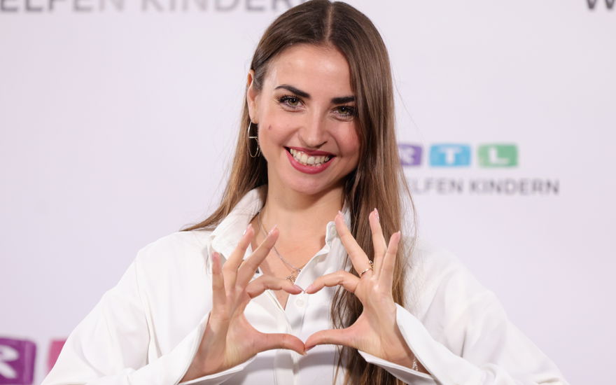 Ekaterina Leonova formt ein Herz mit ihren Händen