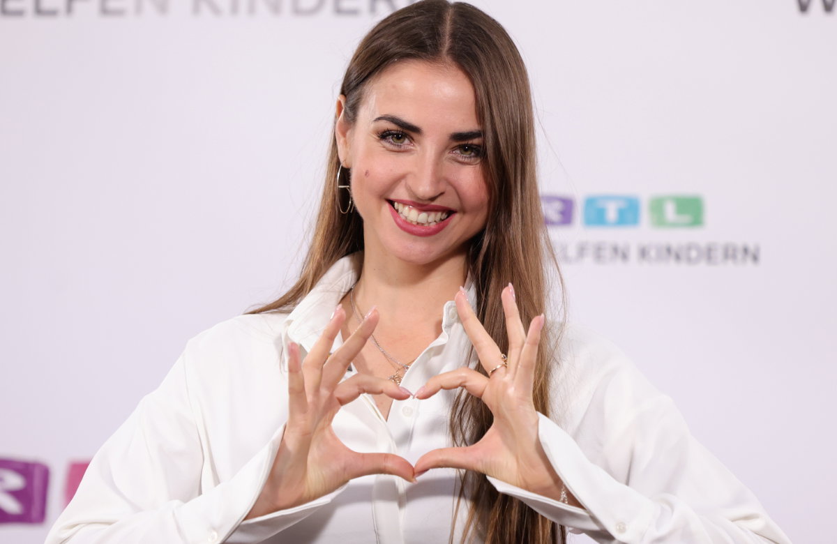 Ekaterina Leonova formt ein Herz mit ihren Händen