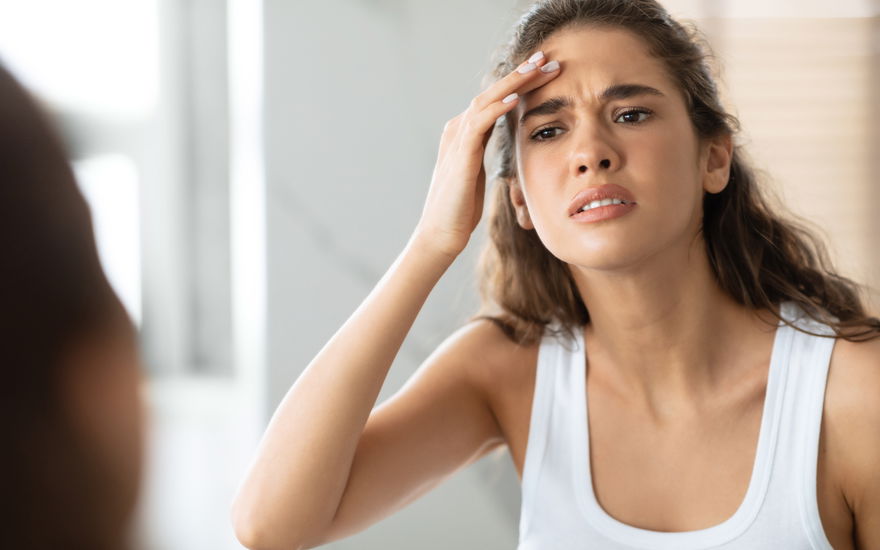 Stirnfalten glätten ohne Botox: Das sind die besten Methoden