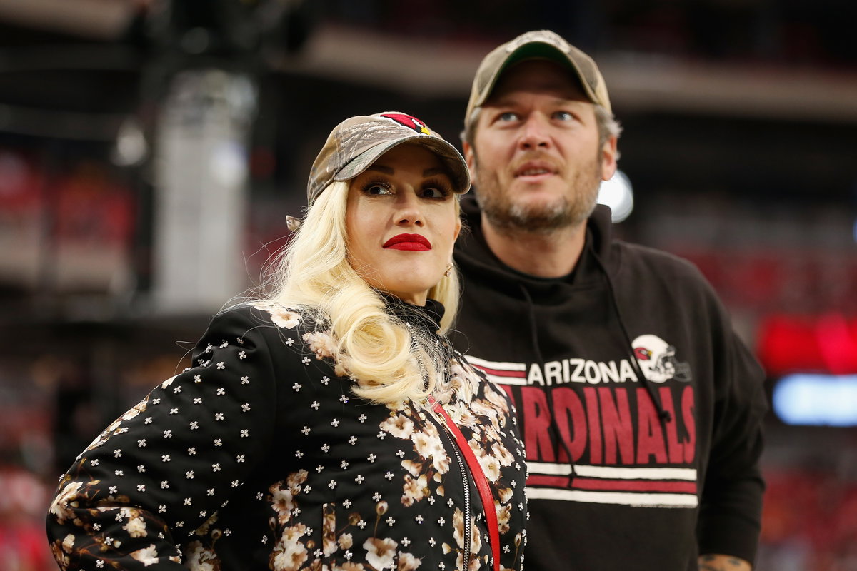 Gwen Stefani und Blake Shelton schauen nachdenklich.