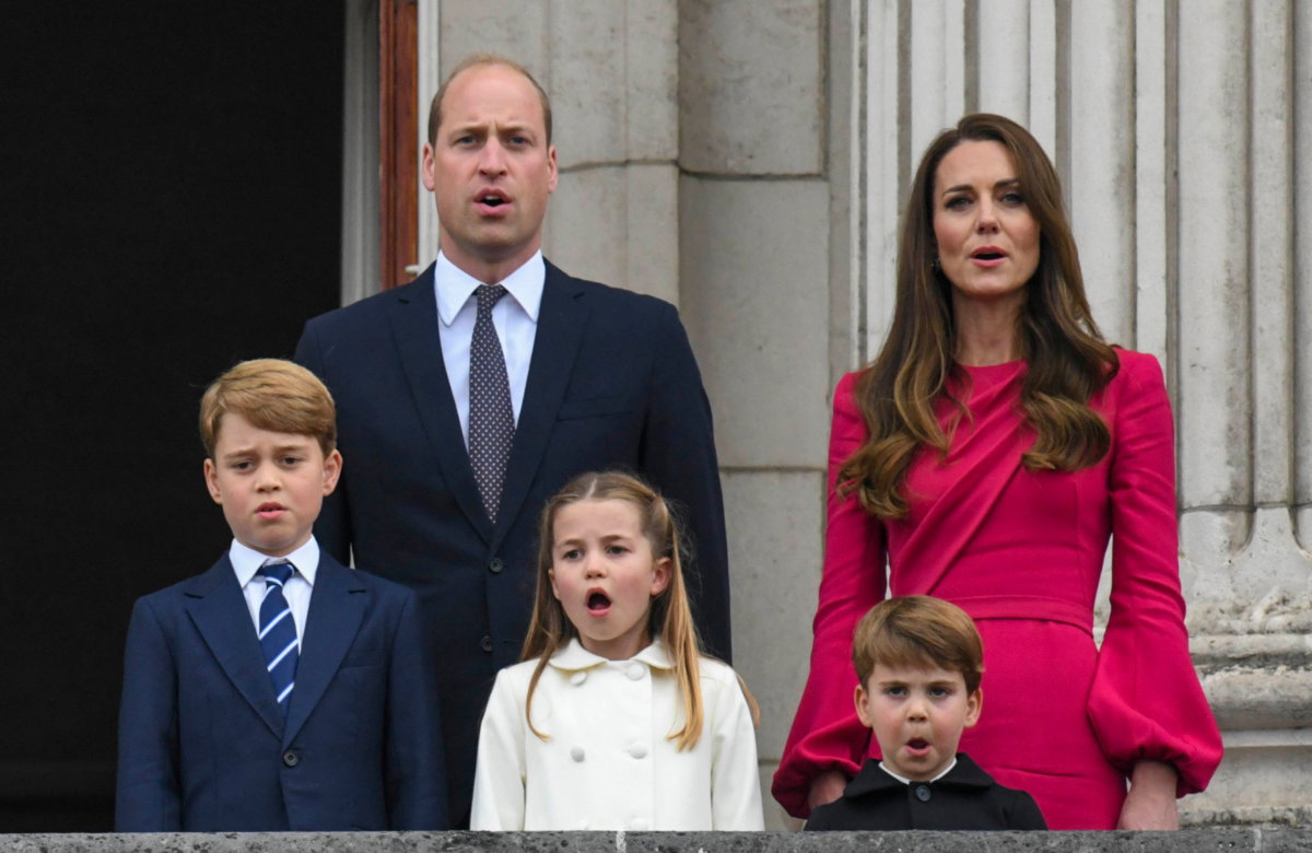 Prinz William und Prinzessin Kate stehen auf dem Balkon des Buckingham-Palastes mit ihren drei Kindern George, Charlotte und Louis