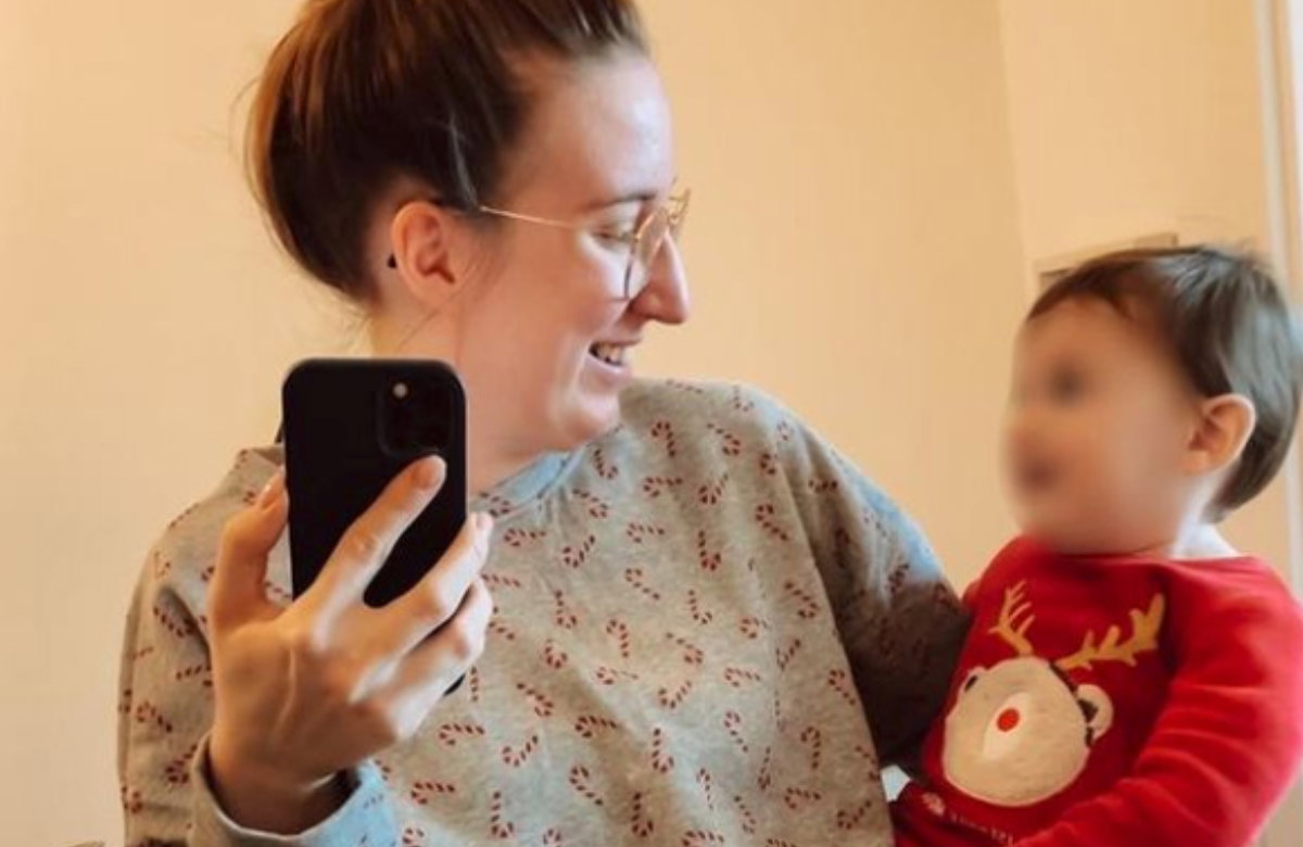 Melissa mit ihrem Sohn vorm Spiegel