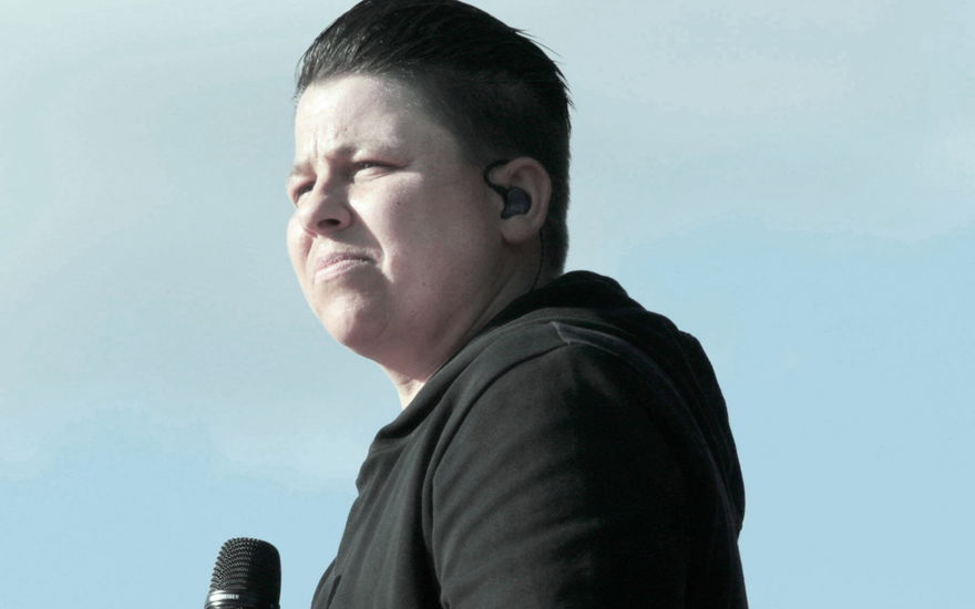 Kerstin Ott kneift die Augen zusammen