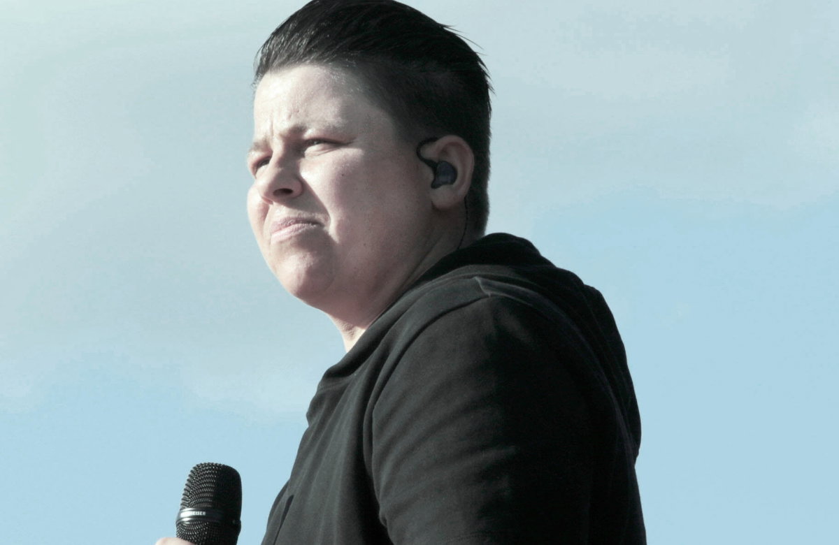 Kerstin Ott kneift die Augen zusammen