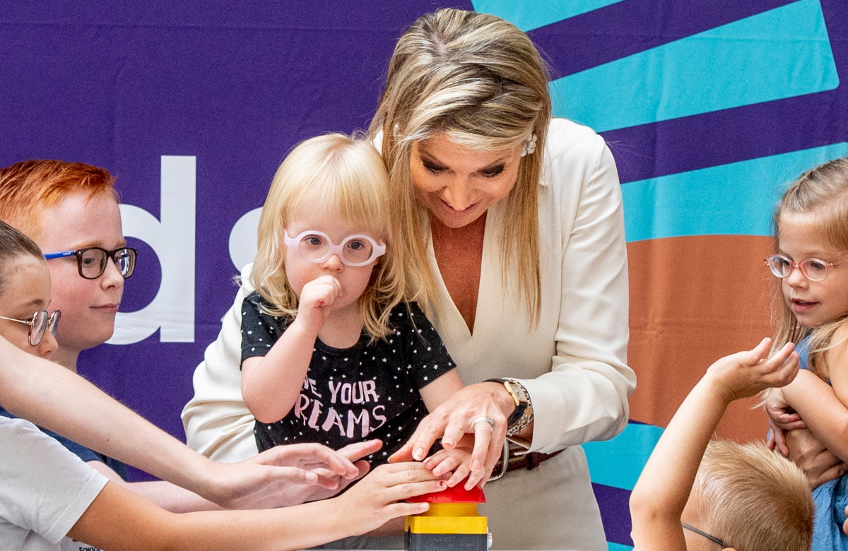 Máxima der Niederlande mit kleinem Kind auf dem Arm