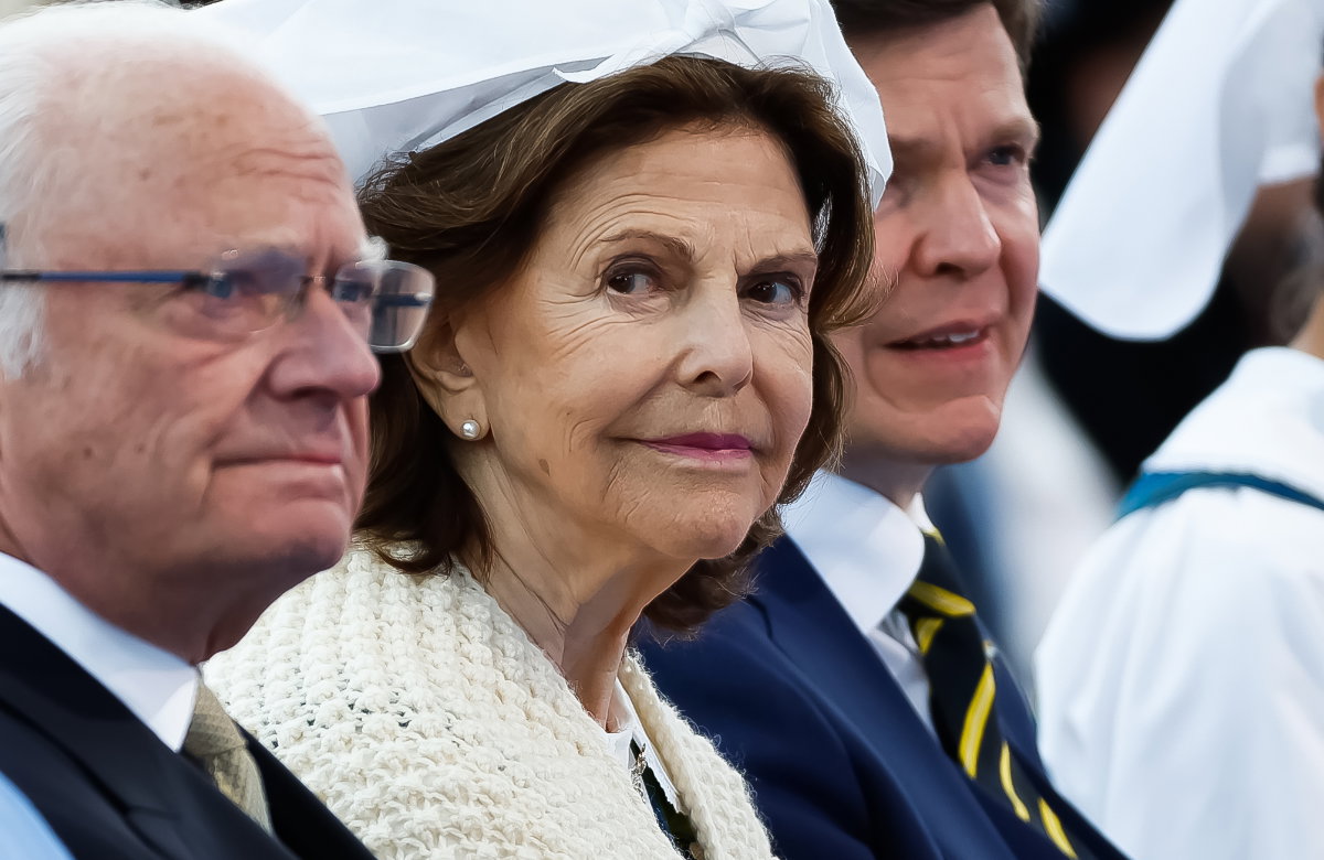 Silvia von Schweden schaut ernst