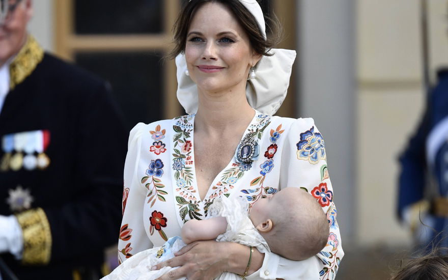 Prinzessin Sofia von Schweden mit ihrem Baby Prinz Julian auf dem Arm.