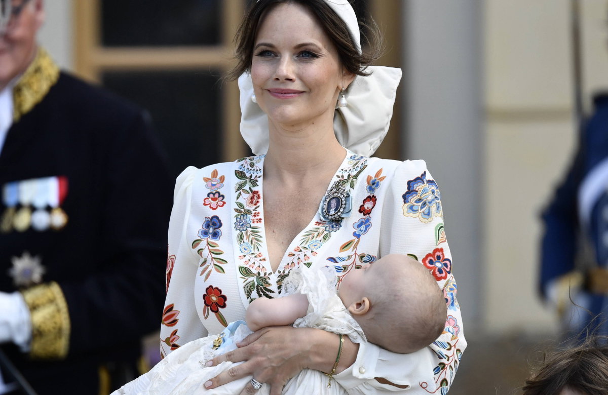Prinzessin Sofia von Schweden mit ihrem Baby Prinz Julian auf dem Arm.