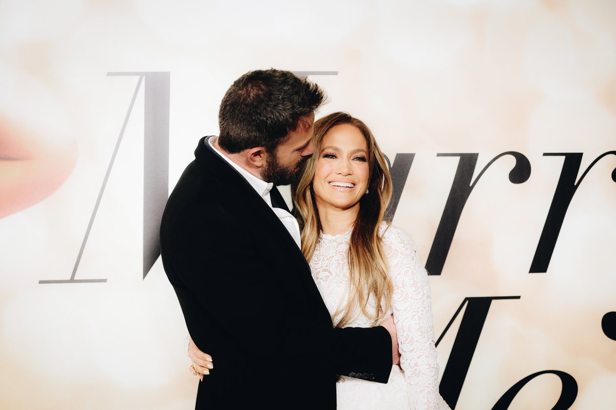 Ben Affleck und Jennifer Lopez umarmen sich verliebt