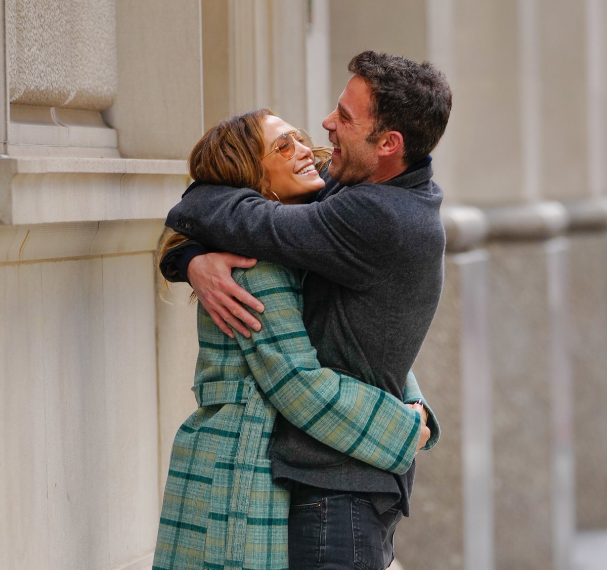 Ben Affleck und Jennifer Lopez umarmen sich verliebt