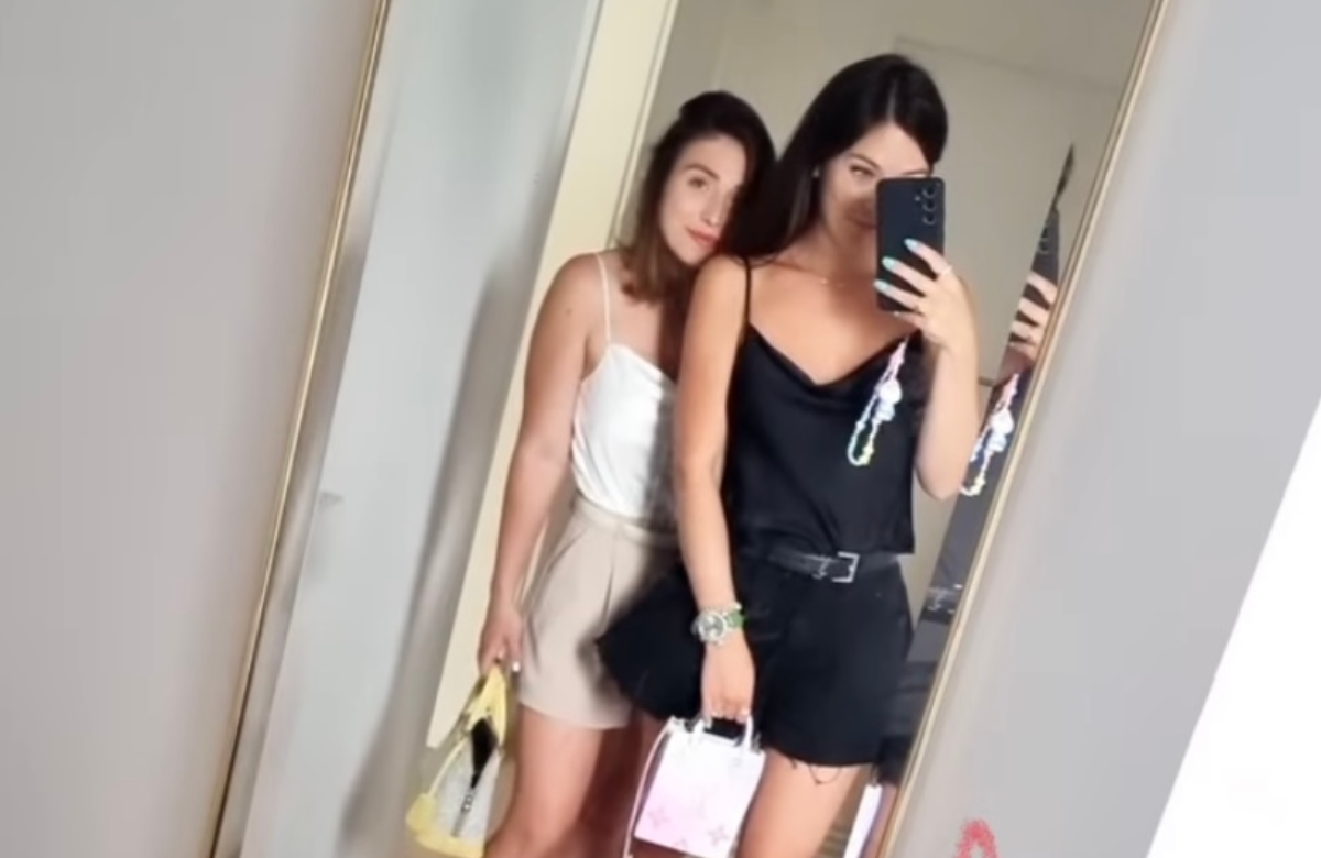 Bibi Claßen mit ihrer Freundin Mona vorm Spiegel