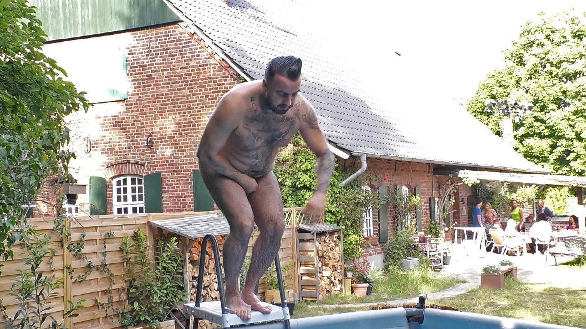 Cosimo Citiolo springt nackt in den Pool im Sommerhaus der Stars