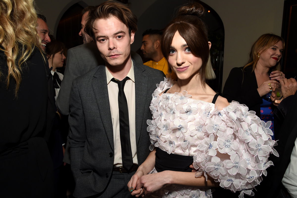 Charlie Heaton und Natalia Dyer aus "Stranger Things" bei einer Party