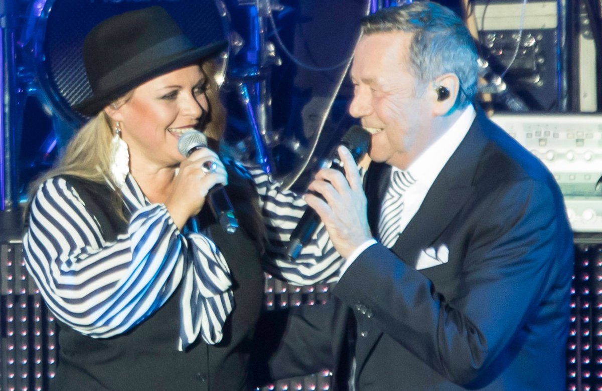 Christine Eiben und Roland Kaiser lächeln sich an auf der Bühne