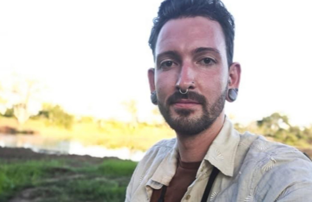 Fabian Kahl macht ein Selfie und lächelt verhalten in die Kamera.