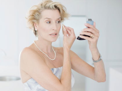 Make-up: Dieses Drogerie-Puder glättet reife Haut
