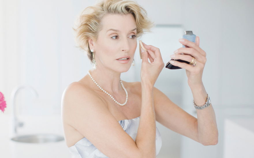 Make-up: Dieses Drogerie-Puder glättet reife Haut