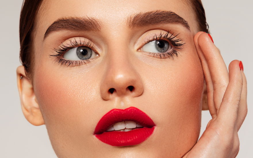 Beauty-Trend 2023: DIESES vegane Wimpernserum ist das beste für schnelles Wachstum