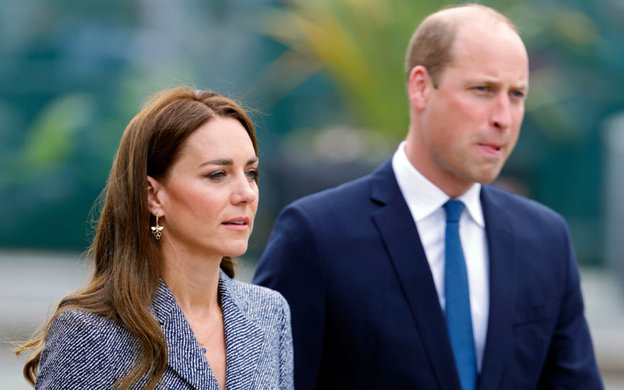 Prinzessin Kate und Prinz William schauen ernst