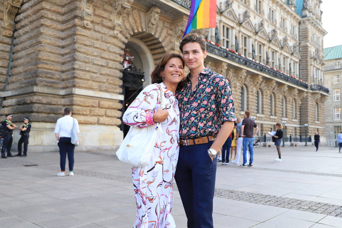 Claudia Obert und Max Suhr kuscheln.