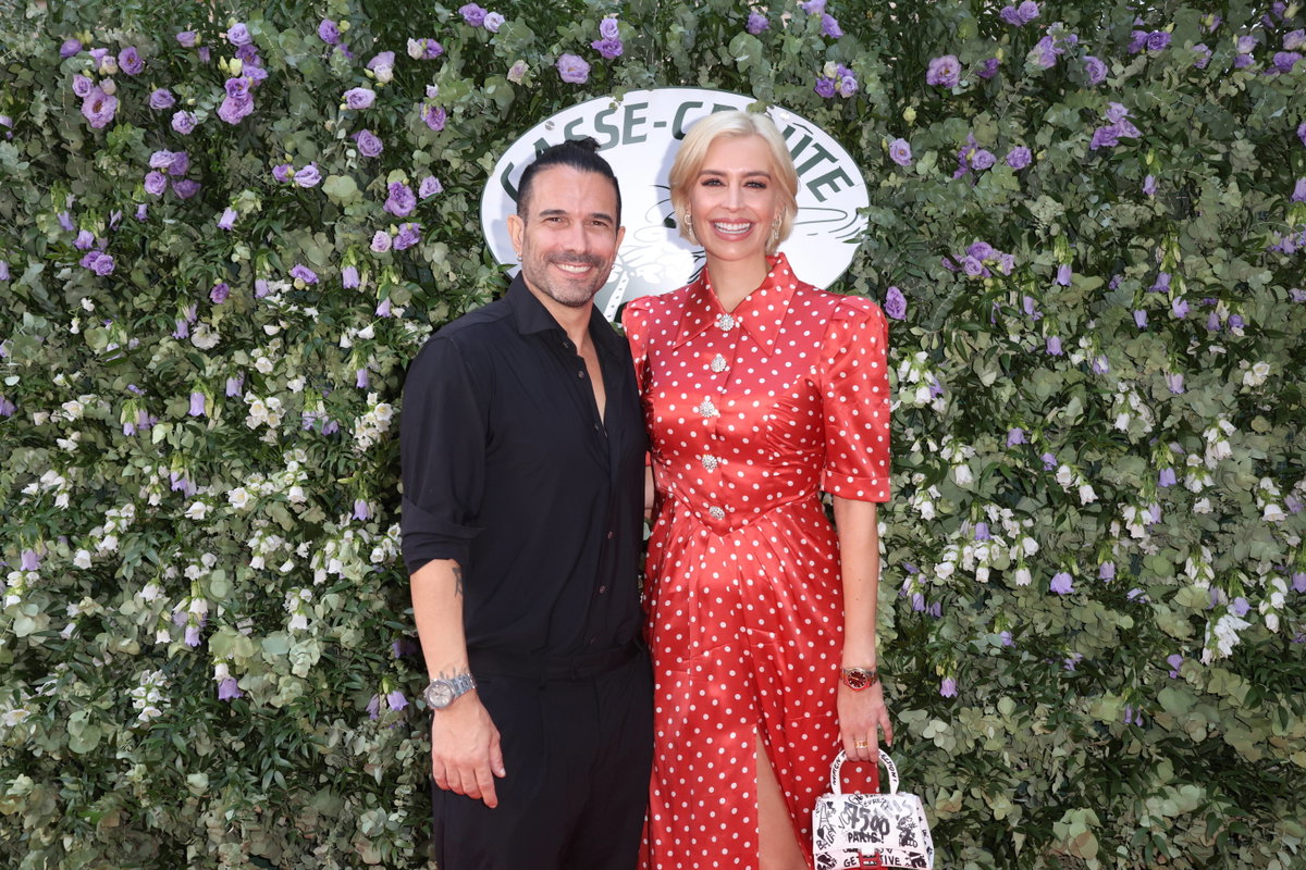 Marc Terenzi und Verena Kerth posieren vor einer Blumenwand