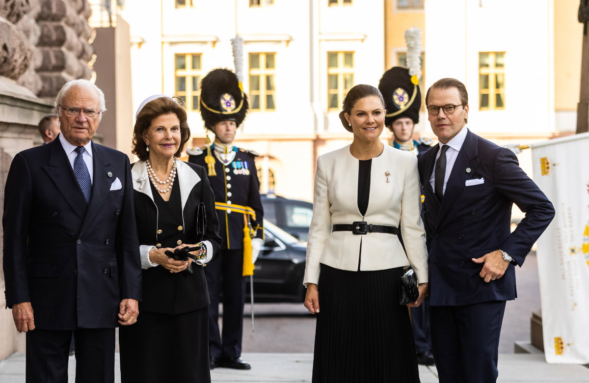 König Carl Gustaf von Schweden steht neben seiner Frau, seiner Tochter und deren Mann, alle lächeln