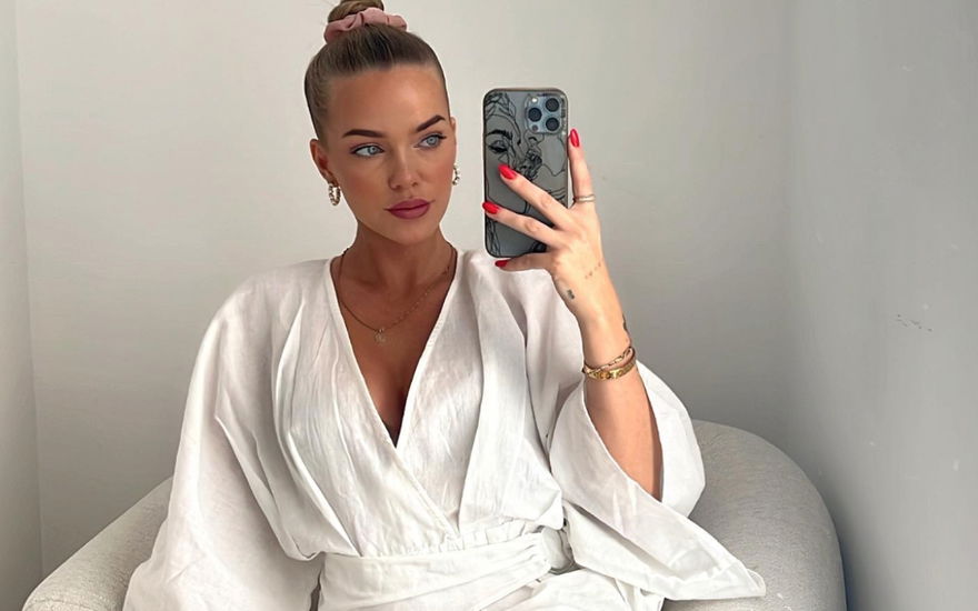 Laura Maria Rypa macht ein Foto mit ihrem Handy
