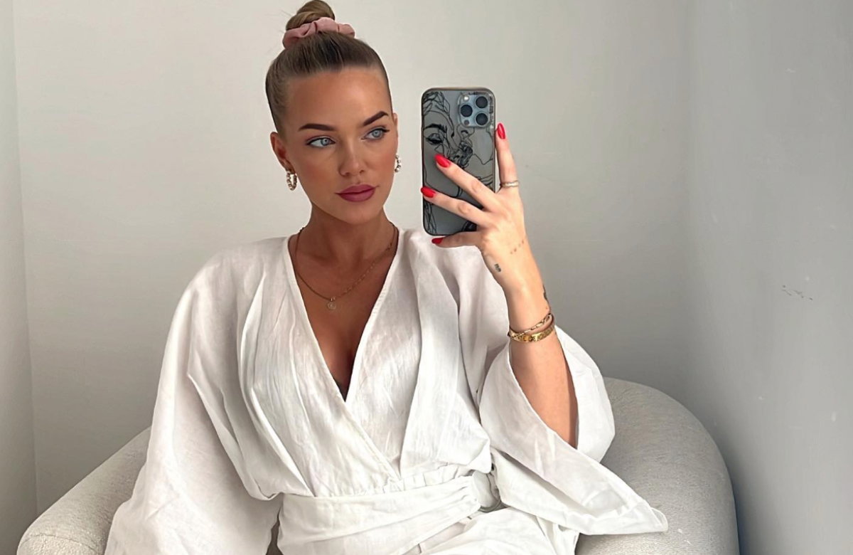 Laura Maria Rypa macht ein Foto mit ihrem Handy