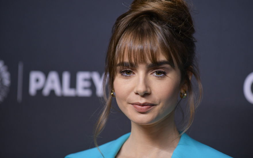 Lily Collins schaut in die Kamera
